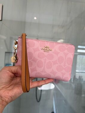 Coach Corner Zip Wrislet Powder Pink